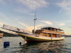 boat hari esok,komodo boat tour,phinisi labuan bajo
