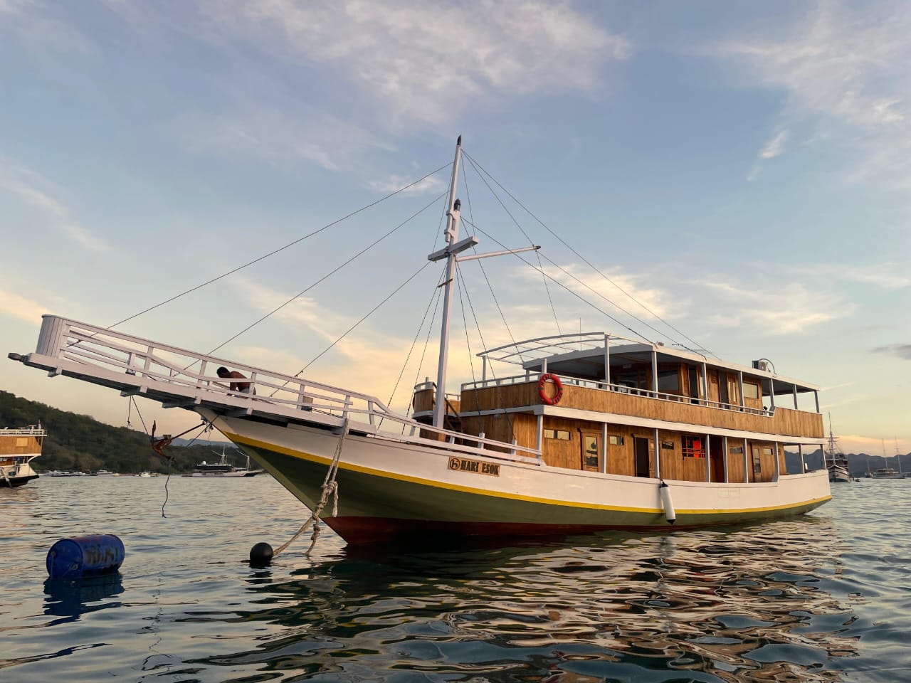 komodo boat tour,phinisi labuan bajo,boat hari esok